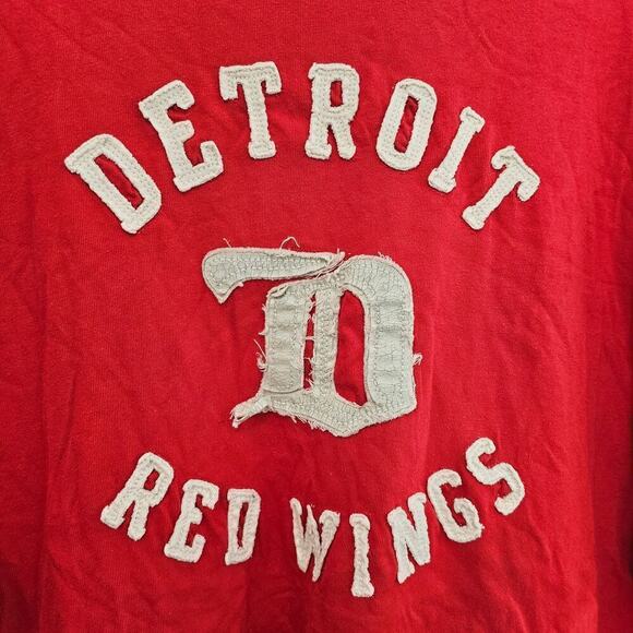 NHL Detroit Red Wings T-Shirt Men Size Large Red Embroidered Hockey Short Sleeve - Picture 2 of 8